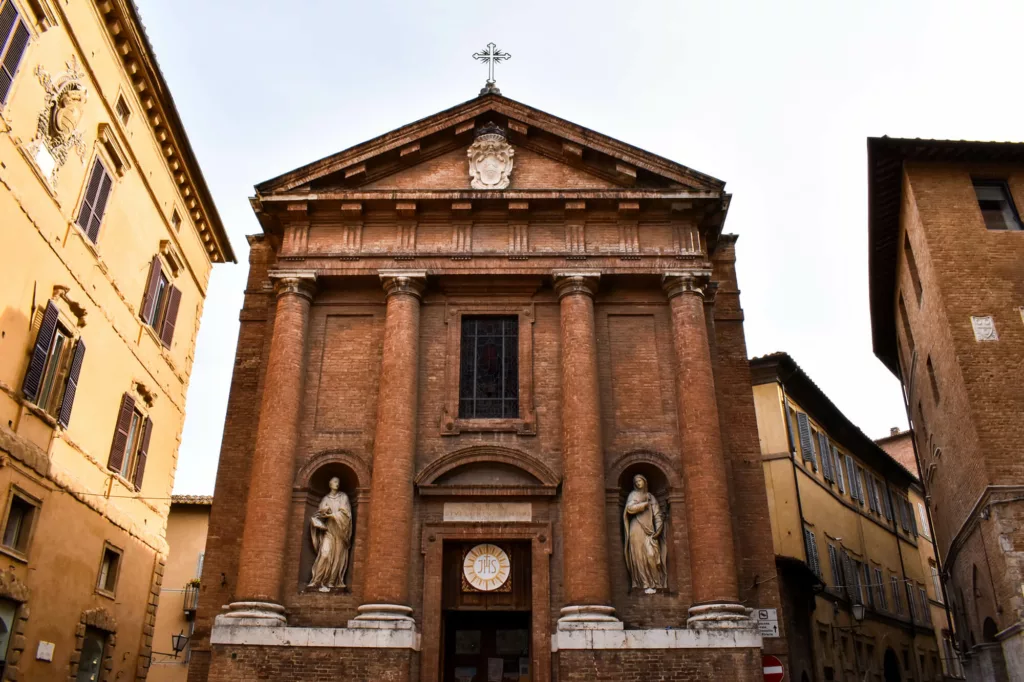 église en brique rouge