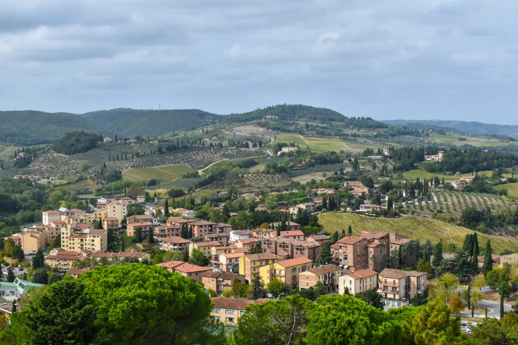 vue sur collines et maisons