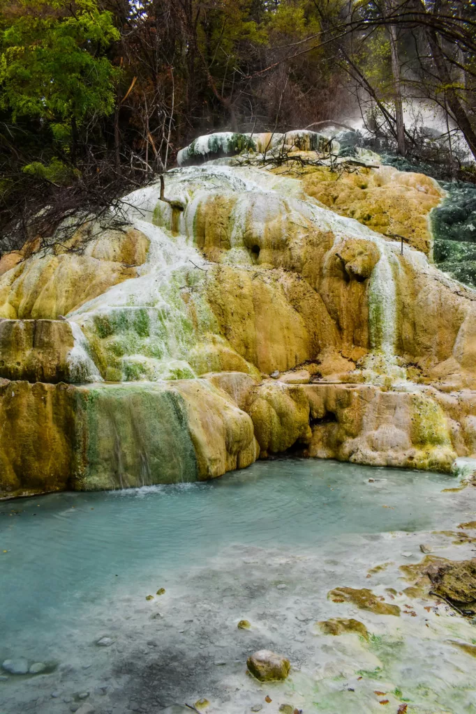 grands rochers blancs calcaires et eau transparente