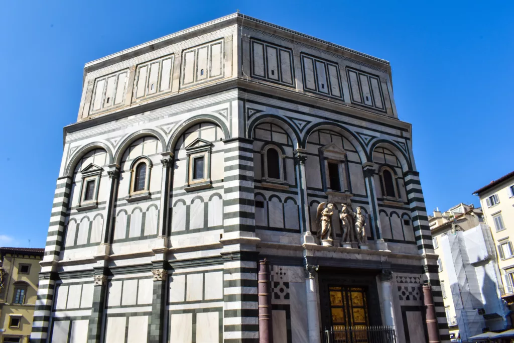 le bâtiment de forme octogonale 