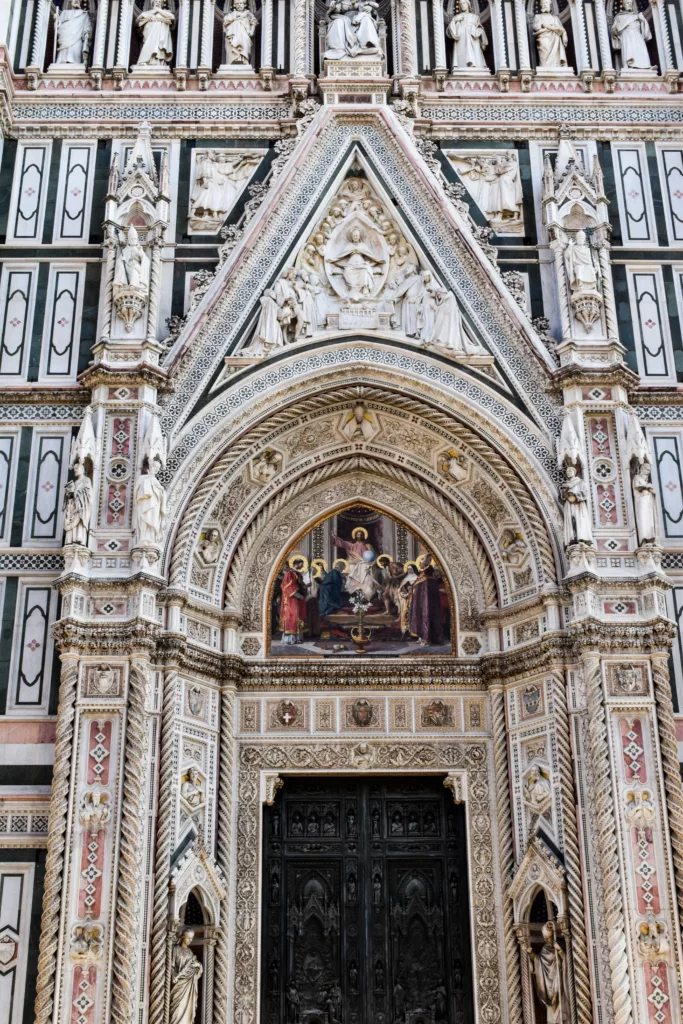 détail de l'entrée de la cathédrale Santa Maria del Fiore de Florence, avec porte, sculpture, peintures