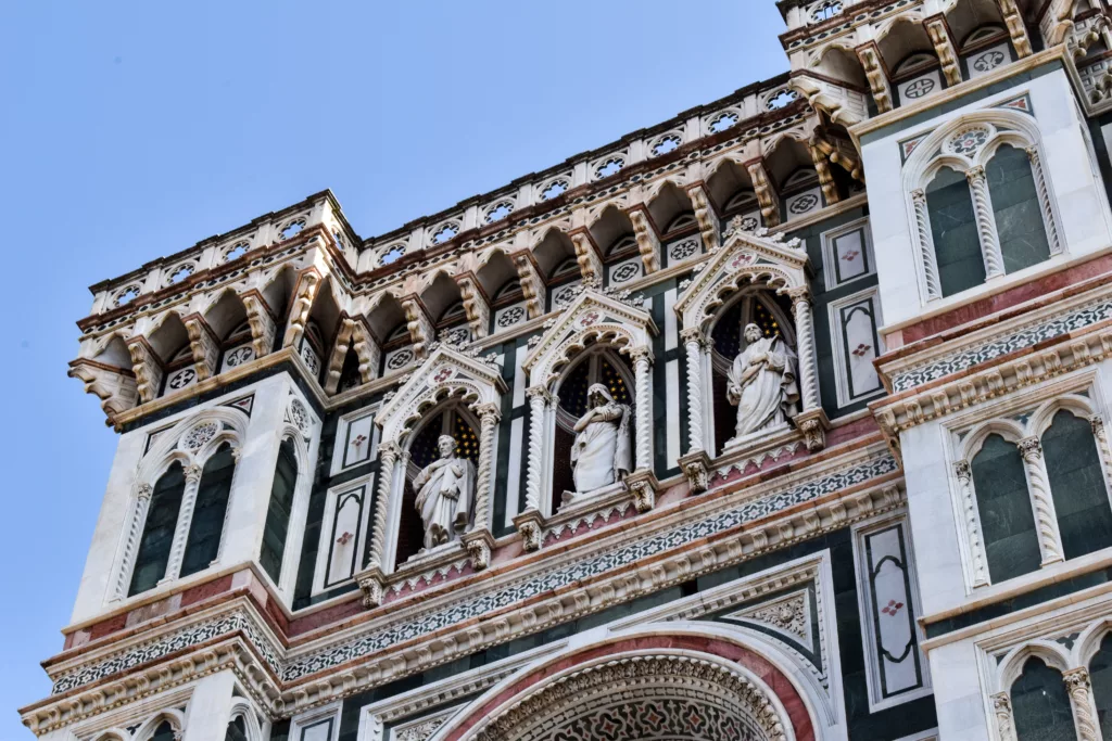 détail sur des statues de la cathédrale Santa Maria del Fiore, à visiter lors d'unséjour de 3 jours à Florence