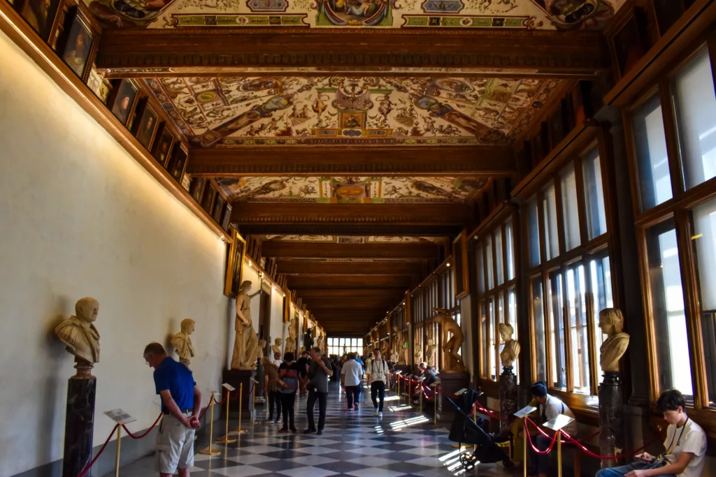 Couloir avec statues et plafond décoré