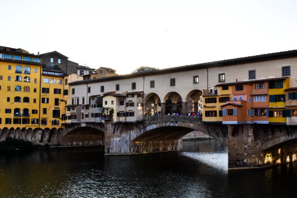 vue sur le pont vecchio et ses bâtiments