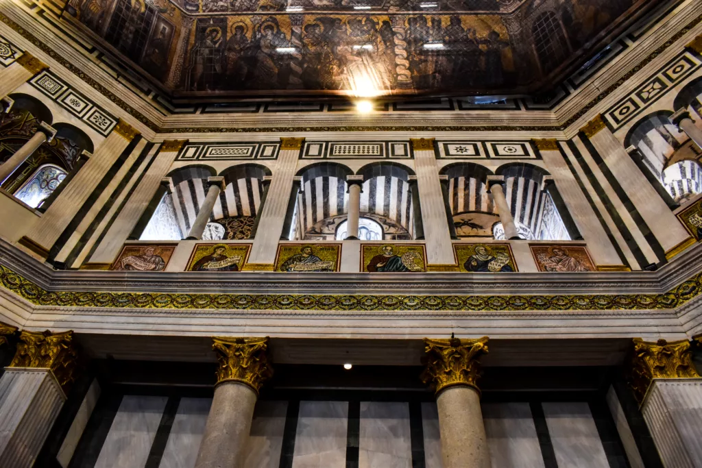 intérieur du Baptistère de Florence avec ses colonnes et belles décorations