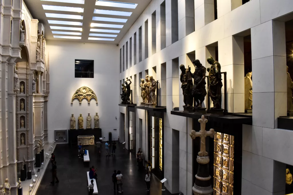 Vue sur une grande salle du musée avec statues 